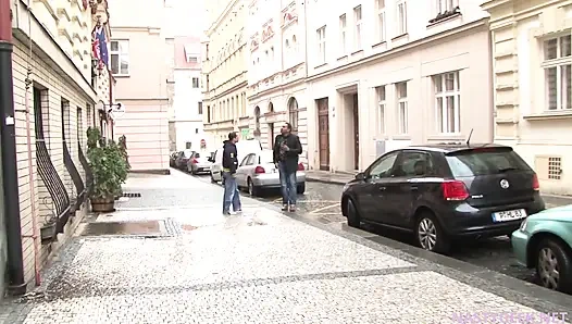 Kamu mau ngentot istriku atau nggak sama kontolku?