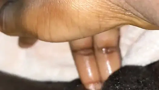 Cewek kulit hitam seksi masturbasi sendirian