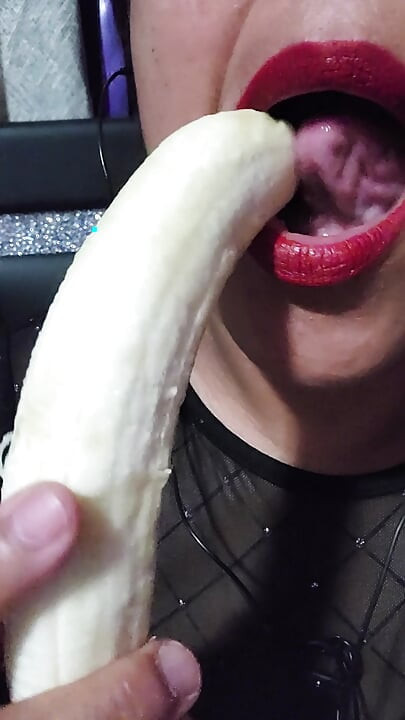 Luciéndose sexy comiendo un plátano