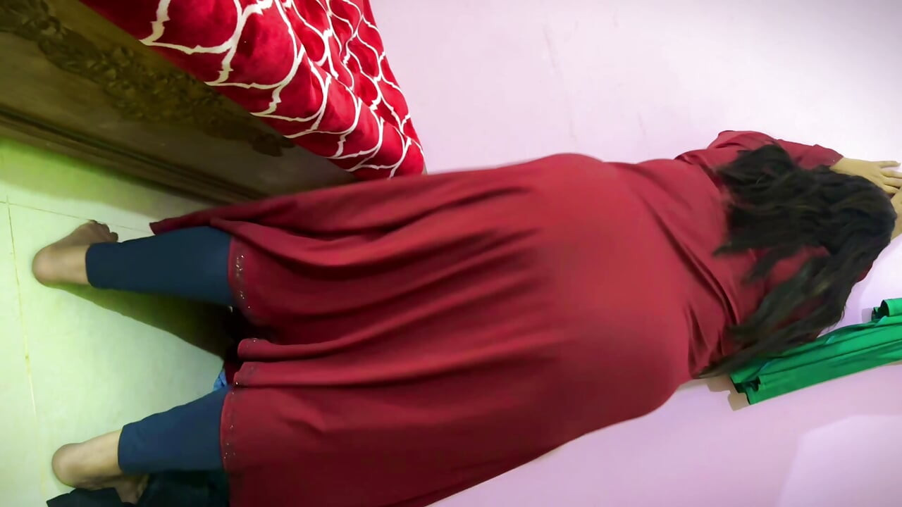 נערה ערבייה גדולה שמנה תלמידת בית ספר מוסלמית חמה מתכוננת ללכת לבית הספר אבל היא הייתה חרמנית בארוחת ערב ורוצה זיון מהאבא החורג