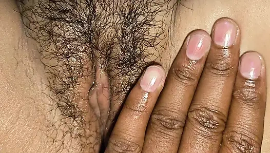 Младшая сводная сестра обнажает свое обнаженное тело.