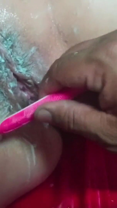 幫我老婆剃陰道毛，還用手指撫弄她，真是太美妙了 | 短片 1