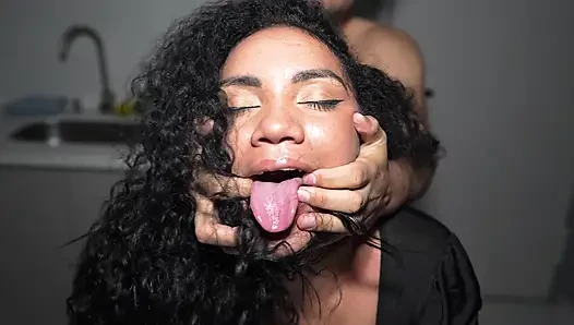 Listrik padam dan saya terangsang, saya meniduri rekan kerja suami saya