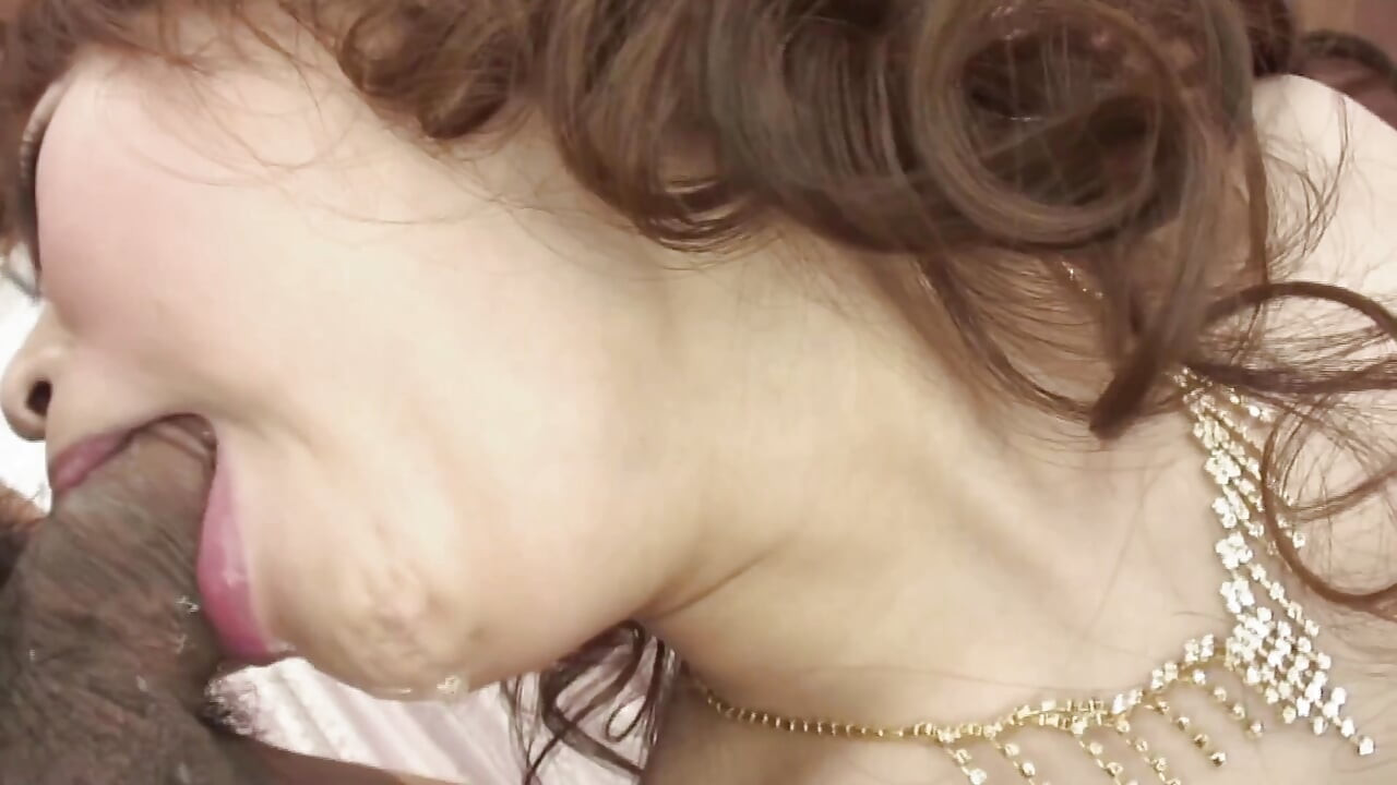 eshiyaee pyara drishy-4 adhovastr men seksi jaapaani ki gand men dildo ke saath chudaee aur phir do landon ke saath