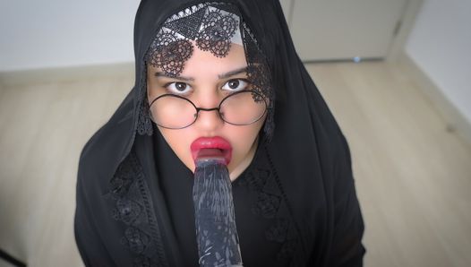 La vera matrigna araba musulmana in hijab niqab si masturba la figa bagnata con un grosso dildo.