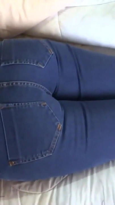 בן חורג מאונן ומסתכל על התחת שלי, אני רוצה את הזין הגדול שלו בתוך פי הטבעת שלי | קליפ 3