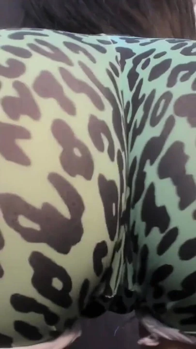 A "Szexi és gyönyörű nagyseggű latina twerking, perreo táncol és a seggét köszörüli a dildón TÜKÖRBASZÁS"