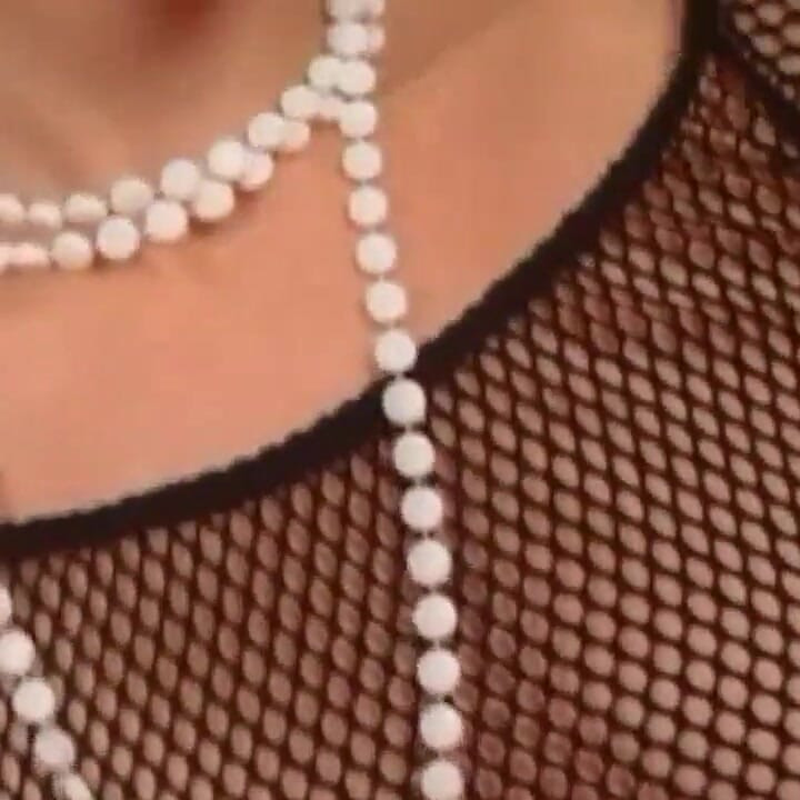 Deux salopes en lingerie sexy se font baiser en groupe
