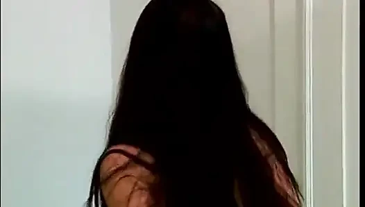 Großer schwanz fickt dieses schöne tätowierte asiatische rauchermädchen in das enge arschloch