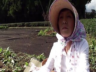 M615G11 静岡の茶畑を営む熟女さん、数年前にご主人を亡くしAV出演を決意！茶畑でSEX！