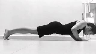 Gata asiática em forma fazendo flexões