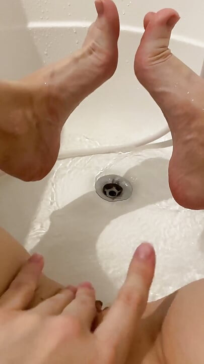 Hun kan ikke slutte å knulle seg selv med fingrene. Squirt tid
