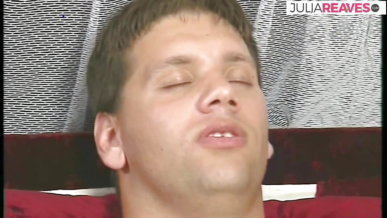 Zgodna devojka uživa u dobijanje masivnog kurca u različitim stilima