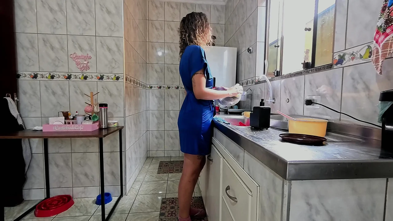懒惰的继妹在洗碗时用她的阴户。