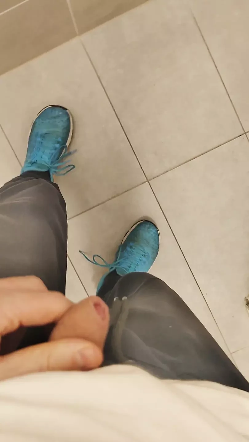 Putih, budak kurus berisiko pancutan mani dalam handsfree di gim