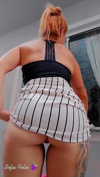 Рыжая показывает в окне - Sofia Felix