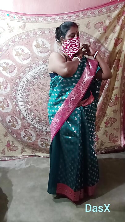 Groene Saree laat solo sfw vallen