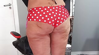 Moja guza seksi pozira u novim kratkim hlačicama i bikiniju