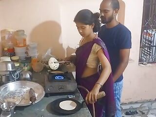 Indická bhabhi ji úžasně vaří
