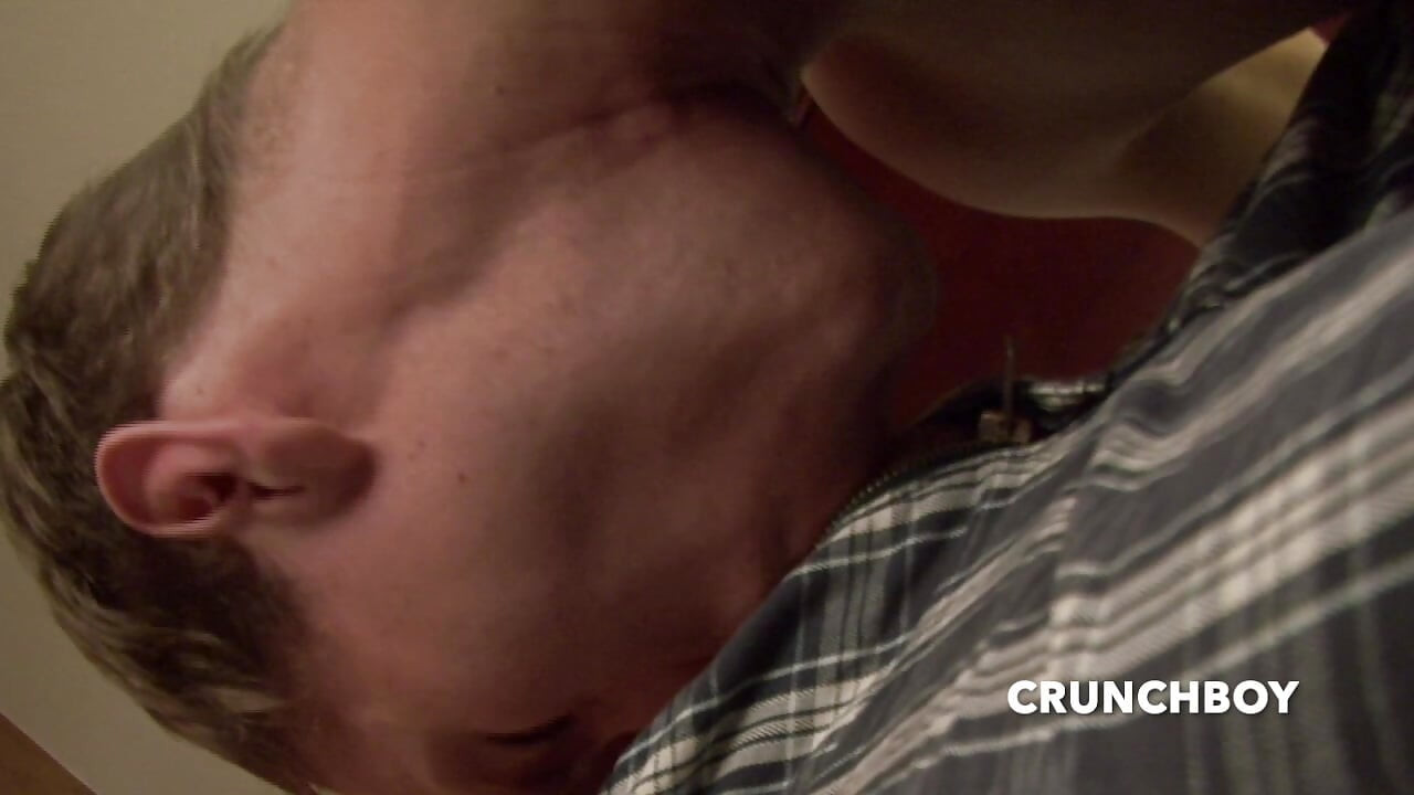 Cowok gay muda nyepong 2 temannya yang lurus sampai muncrat