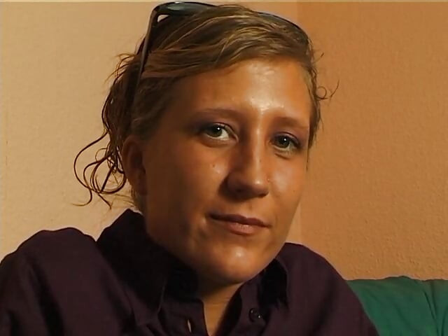 Plavuša sa malim sisama trlja i fingeruje svoju pičku na kastingu