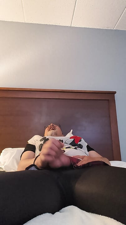 Syntymäpäivä masturboi vaimon vaatteissa