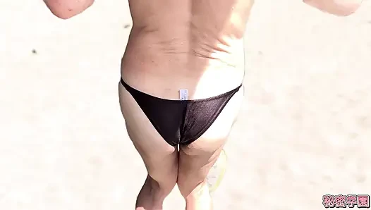 Küçük bir bikiniyle güneşlendim. SecretGakuen