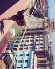 Симпатичная в бикини делает селфи.mp4