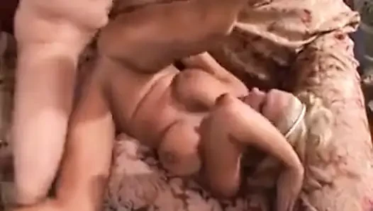 Muhteşem sarışın piliç kanepede sertçe sikiliyor