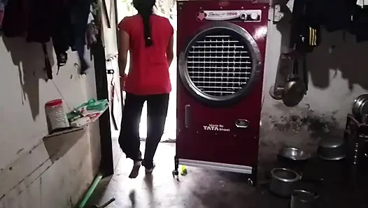 Yenge ke yarak emiyor ke apni göğüsler pe pani niki Hintçe ses