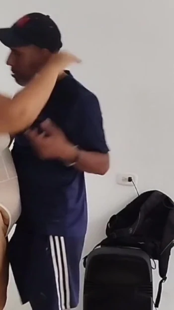 Detik tidak dapat dilupakan dari "Saya mengupah pembantu rumah ini dan tidak dapat menahan kerana pantat besarnya. Saya akhirnya mengongkeknya dan"