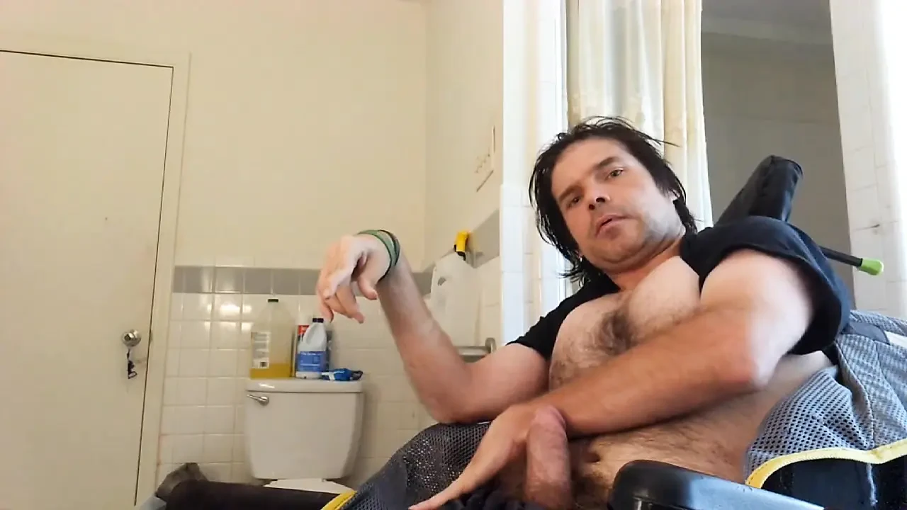 L’homme sexy en fauteuil roulant de Kevy 69 vous donne deux orgasmes pour jouir avec lui