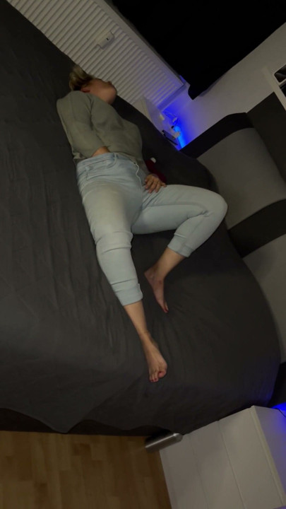Multiple orgasms foreplay on the bed, let fantasies play, drive Clyde crazy and get even as a result, wet pants tremble | Clip 1
