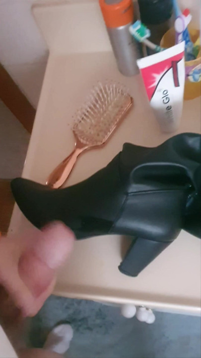Cumming on my girlfriends knee high boots