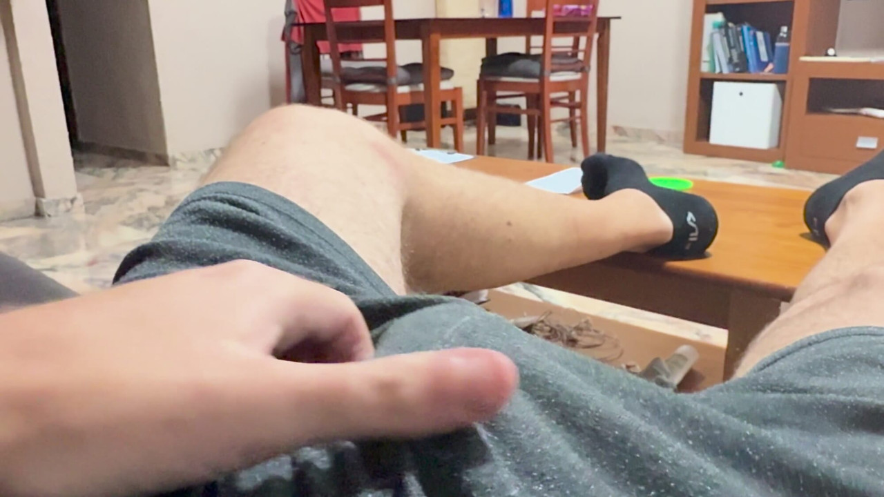 ショートパンツ姿でムラムラしている