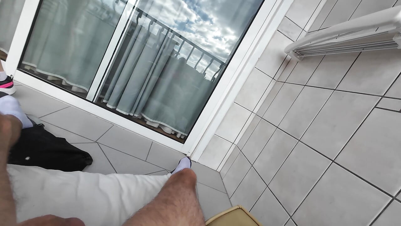 Πίπα σε εξωτερικό χώρο και χύσιμο στο όμορφο ροζ μουνί της