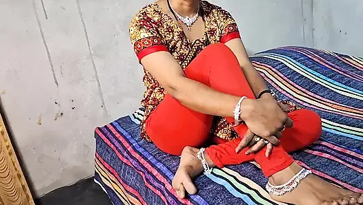 Seksi üvey kız kardeş üvey erkek kardeş tarafından sikiliyor, üvey kız kardeşinin büyük göğüslerini tutuyor ve onu sikiyor