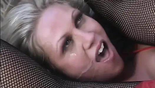 Süße MILf nimmt einen riesigen schwanz