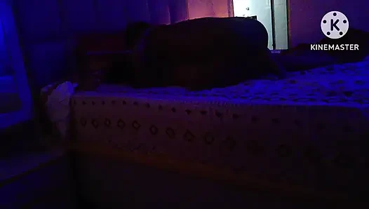 Hintli ev hanımı eski erkek arkadaşıyla ilişki yaşıyor