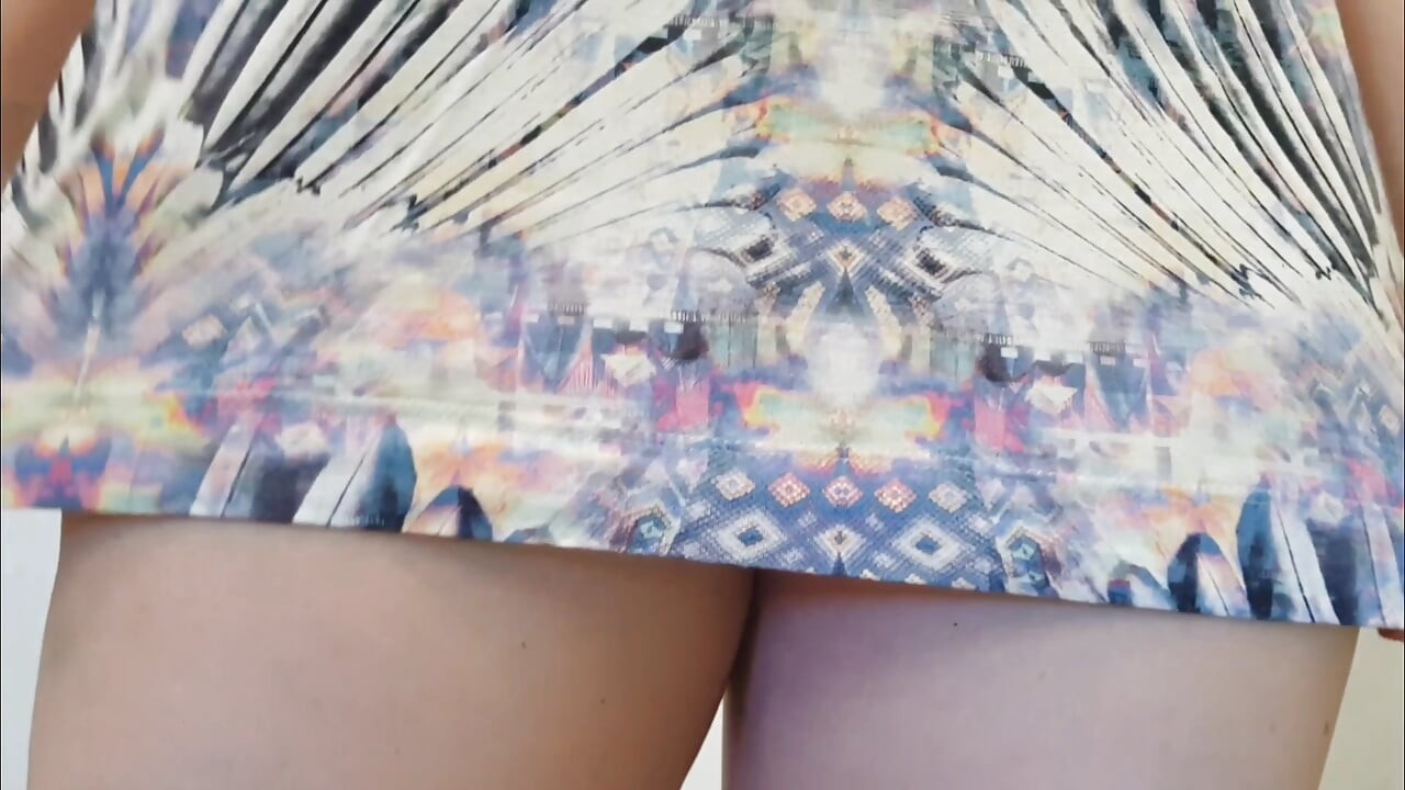 Soție sexy care încearcă rochii micro sexy fără chiloți.