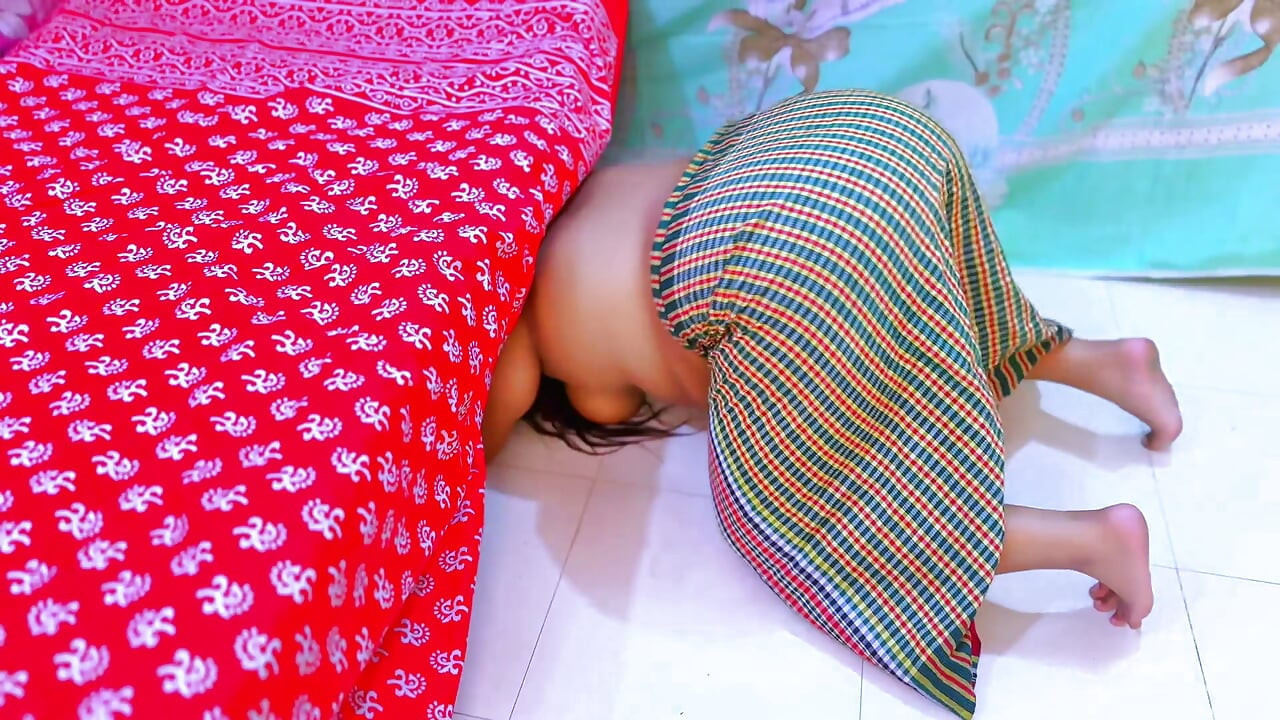 Beautiful Half Naked Hot Stepmom Stuck Under Bed & Show Her Big Ass to Make Me Hot for Get Anal Fuck