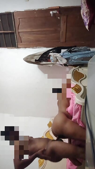 Raw twerking of a hot girl in bed - She is FIRE