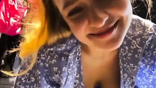 Çok fışkırtıyor ve herkesin içinde pembe amcığını parmaklıyor