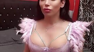 ピンクの衣装を着たセクシーなトランス女性
