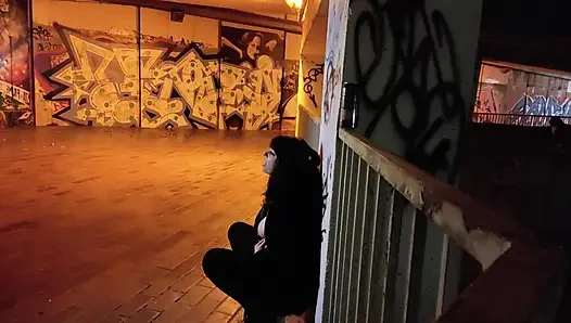 Fahişe otoparkta aşağılanmış