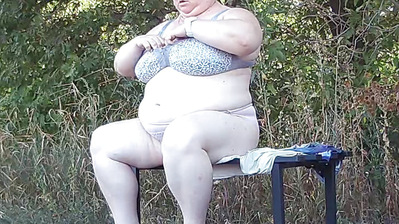 Prijatelj u parku se skida i na klupi