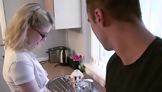 Remaja pirang terangsang disodok dan diperas di dapur