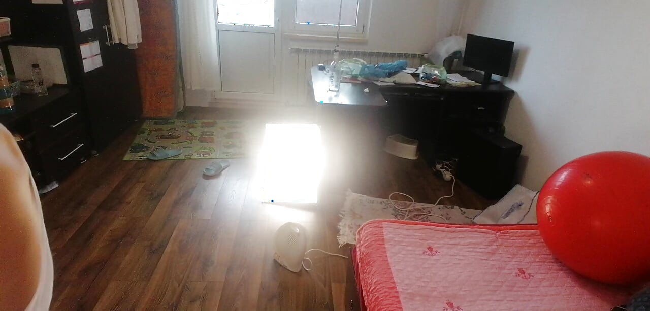 Дружина-аматорка танцює гола вдома. Жінка-аматор весело приміряє одяг і стриже їх.