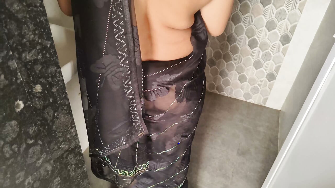 Hintli Desi Yeni Evli Karı Saree İçinde Balayında Sert Sikiliyor