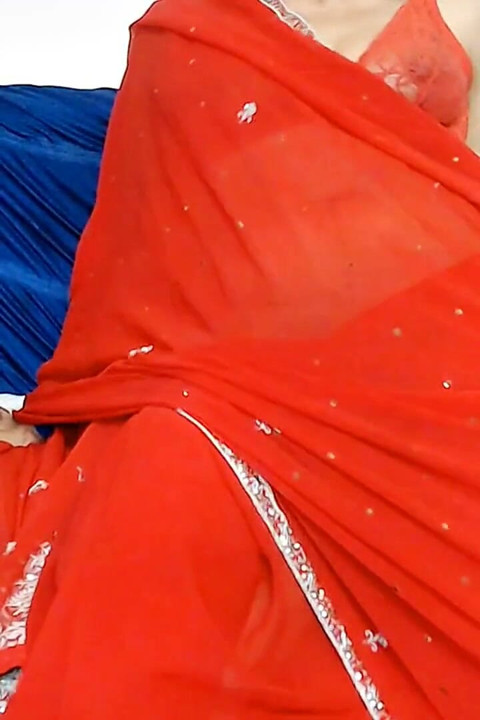 Amrozia Dança Sensual Com Striptease Em Música Indiana Com Sari Vermelho